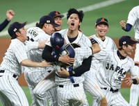 WBC決勝で米国に勝ち、優勝して喜ぶ大谷翔平選手（中央）＝米マイアミのローンデポ・パークで2023年3月21日、猪飼健史撮影