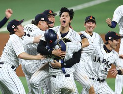 WBC決勝で米国に勝ち、優勝して喜ぶ大谷翔平選手（中央）＝米マイアミのローンデポ・パークで2023年3月21日、猪飼健史撮影