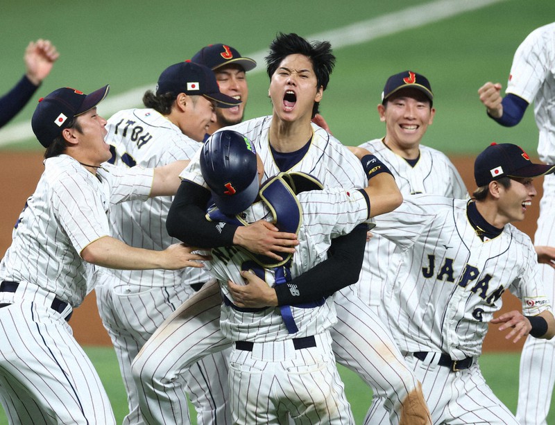 WBC決勝で米国に勝ち、優勝して喜ぶ大谷翔平選手（中央）＝米マイアミのローンデポ・パークで2023年3月21日、猪飼健史撮影
