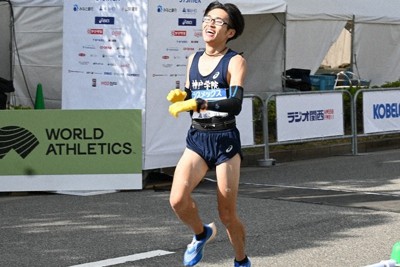 神戸学院大学学生トップでゴールした陸上競技部の鶴田さん