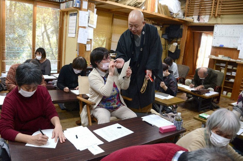 根来寺で写仏と法話 毎日新聞連載「座して舞う」 画僧・牧さん 岩出