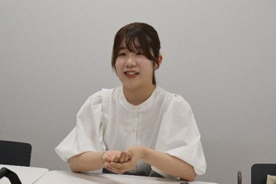 自身が携わる地域活動について笑顔で語る木村さん＝宇都宮大学で
