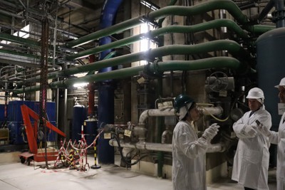 カオルソ原発の原子炉建屋の内部。配管の多さが目立つ＝イタリア北部カオルソで2023年10月12日、宮川裕章撮影