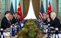 首脳会談に臨んだ中国の習近平国家主席（手前左）と米国のバイデン大統領（同右）＝米西部カリフォルニア州ウッドサイドで2023年11月15日、AP