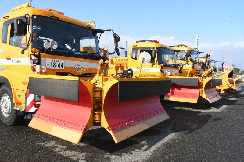 合同雪氷出陣式で車両動作確認 冬の名阪国道 備え万全に 伊賀 ／三重