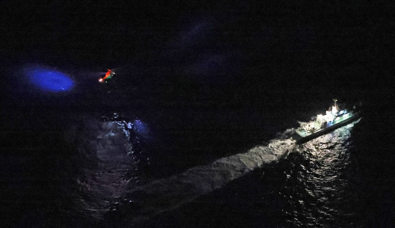 米軍オスプレイが墜落したとみられる現場海域を捜索する海上保安庁の巡視船（右）＝鹿児島県屋久島町沖で2023年11月29日午後6時17分、本社ヘリから吉田航太撮影