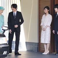 英国へ出発される秋篠宮ご夫妻を見送る次女の佳子さまと長男の悠仁さま＝東京都港区の宮邸で2023年5月4日午前8時35分、和田大典撮影