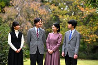宮邸の庭を散策される秋篠宮ご一家＝東京都港区で2023年11月18日撮影（宮内庁提供）