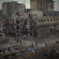 記録的な大洪水の後、行方不明者を捜す住民ら＝リビア・デルナで2023年9月15日、AP