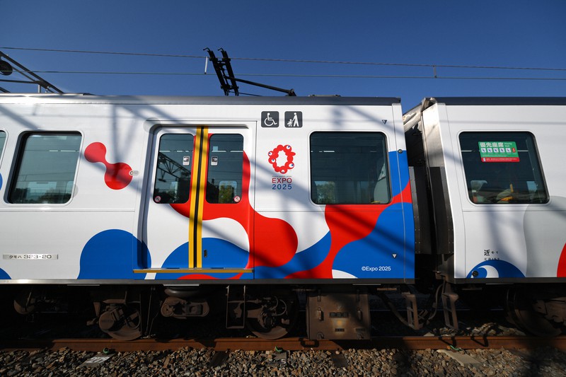 ミャクミャク列車、大阪を走る JR西公開 30日から万博PR [写真