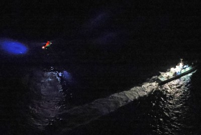 米軍のオスプレイが墜落したとみられる現場海域を捜索する海上保安庁の巡視船（右）＝鹿児島県屋久島町沖で2023年11月29日午後6時17分、本社ヘリから吉田航太撮影