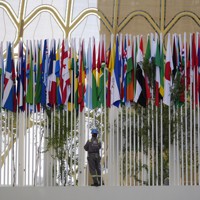 国連気候変動枠組み条約第28回締約国会議（COP28）の会場には、各国の国旗が設置された＝アラブ首長国連邦（UAE）・ドバイで2023年11月30日、AP