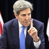 米バイデン政権で気候変動問題担当の大統領特使を務めるジョン・ケリー元国務長官＝東京都港区で2023年4月18日、和田大典撮影