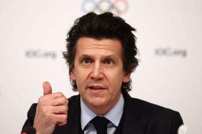 記者会見に臨むIOCのクリストフ・デュビ五輪統括部長＝パリで29日、ロイター