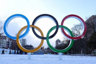 大通公園に設置されている五輪マークのモニュメント＝札幌市中央区で2023年11月30日午後2時46分、金将来撮影