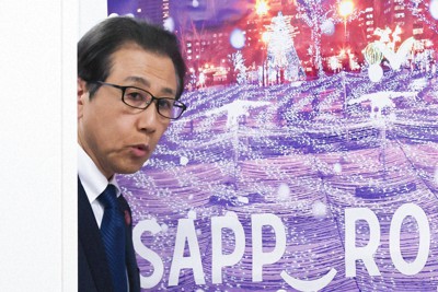 冬季オリンピックの最優先候補地発表を受け、取材に臨む札幌市の秋元克広市長＝東京都千代田区で2023年11月30日午後5時59分、渡部直樹撮影