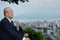 故郷で桜島を背景にする稲盛和夫さん＝鹿児島市で2013年8月10日、中村琢磨撮影