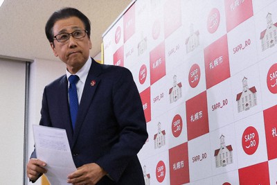 取材対応を終え、退出する札幌市の秋元克広市長＝東京都千代田区で2023年11月30日、渡部直樹撮影