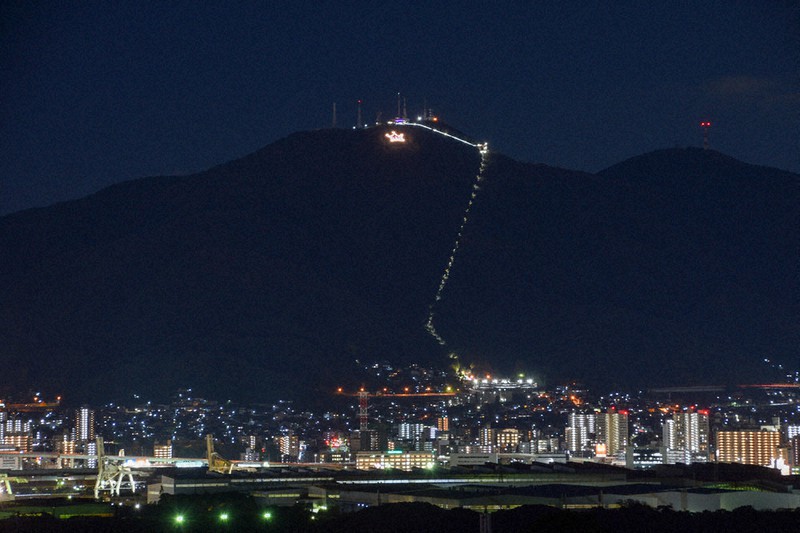 皿倉山、戴冠イルミ 北九州市「夜景全国一」祝う ／福岡 | 毎日新聞