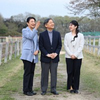御料牧場内を散策される天皇、皇后両陛下と長女愛子さま＝栃木県高根沢町で4月5日（代表撮影）