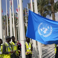 国連気候変動枠組み条約第28回締約国会議（COP28）会場敷地内に掲げられる国連旗や参加各国の国旗＝アラブ首長国連邦（UAE）ドバイで2023年11月29日、AP