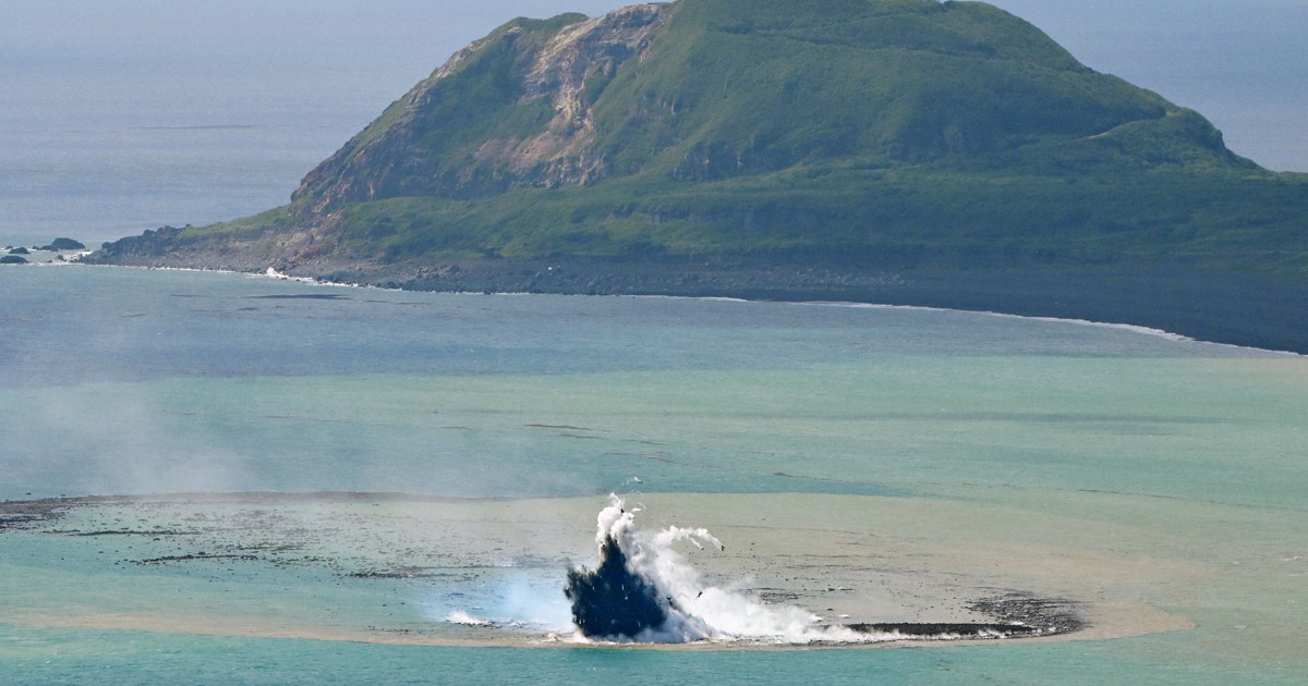 ○○を撮る：「噴火してる！」 新島発見、上空から硫黄島、西之島を
