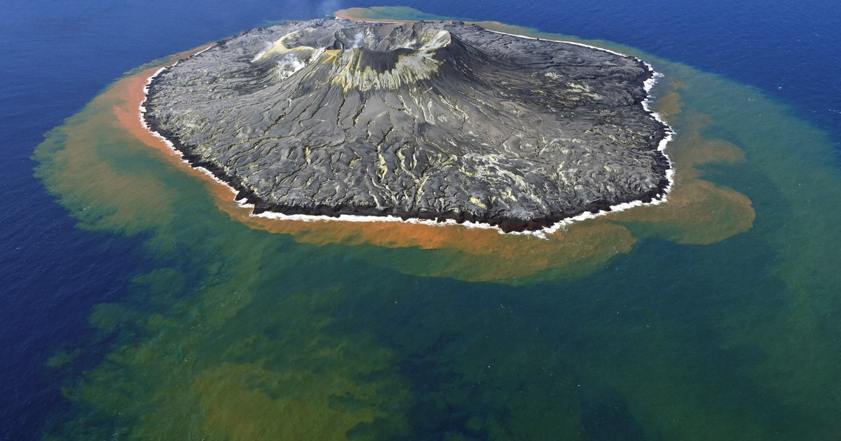 新島発見！ 本社機で撮る西之島、硫黄島 [写真特集1/13] | 毎日新聞