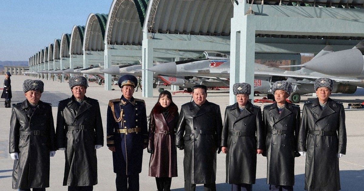 北朝鮮:後継者の雰囲気作り? 金正恩氏親子、革コートにサングラス 北朝鮮:後継者の雰囲気作り? 金正恩氏親子、革コートにサングラス
