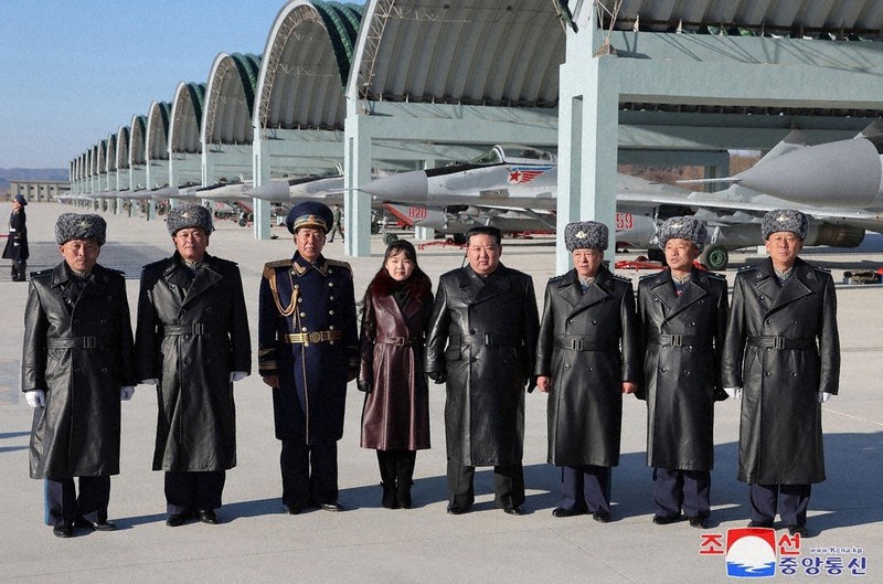 北朝鮮：後継者の雰囲気作り？ 金正恩氏親子、革コートにサングラス