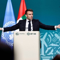 COP28で演説するフランスのマクロン大統領＝アラブ首長国連邦（UAE）のドバイで1日、ロイター