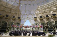 国連気候変動枠組み条約第28回締約国会議（COP28）での会合を前に記念撮影する各国首脳ら＝アラブ首長国連邦（UAE）・ドバイで2023年12月1日、AP