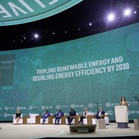 国連気候変動枠組み条約第28回締約国会議（COP28）で、118の有志国が「2030年までに再生可能エネルギー3倍」を目指す誓約に参加した＝アラブ首長国連邦（UAE）ドバイで、2023年12月2日、ロイター