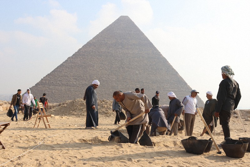 吉村作治さん率いる調査隊、ピラミッド近くで新たな発掘に着手 [写真