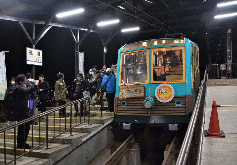 妙見山ケーブル、約100年の歴史に幕 惜別のファンが長い列 [写真特集1
