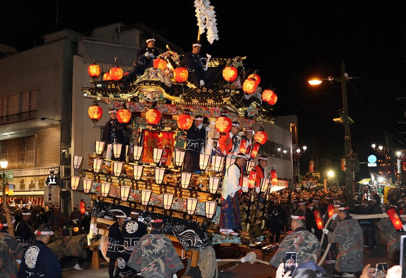 歌舞伎、山車に喝采 36万人 秩父夜祭にぎわう ／埼玉 | 毎日新聞