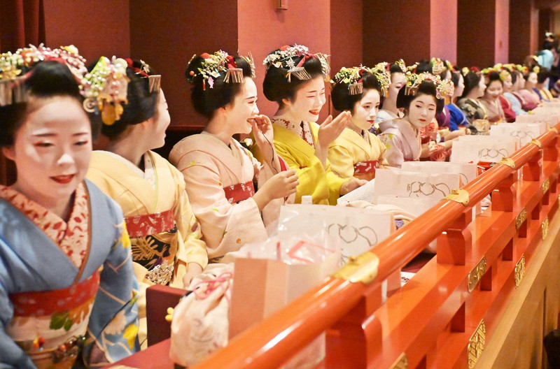 芸舞妓たち、芸事の上達へ歌舞伎観劇 京都・南座の花街総見 | 毎日新聞 