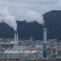 神戸製鋼所の高炉跡に建設された石炭火力発電所の3、4号機（右側）。左奥は1、2号機＝神戸市灘区で2023年2月16日午前10時55分、湯谷茂樹撮影