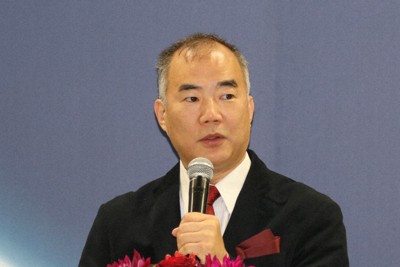 記者会見に臨む野口聡一さん