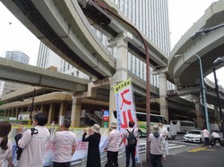 クレディセゾン本社がある池袋サンシャインビルの前でスルガ銀行への出資に抗議する被害者同盟メンバー＝東京都豊島区で2023年5月19日、今沢真撮影