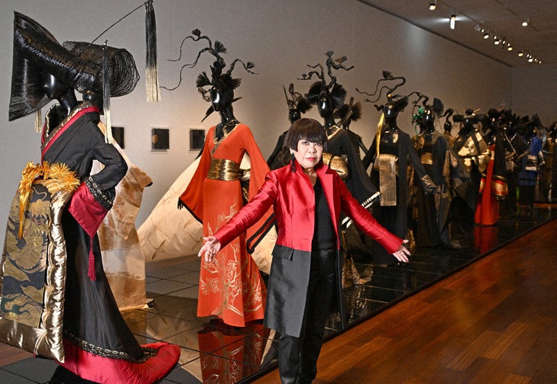 展覧会 コシノジュンコ 圧巻、琳派ランウエー 赤と黒、創作の核「対極