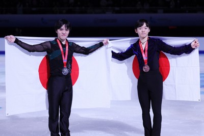 宇野昌磨　特典ポストカード2種類　缶バッジ2種類　セット　フィギュアスケート 宇野昌磨が現役引退を発表…フィギュアスケート男子シングルで2度の