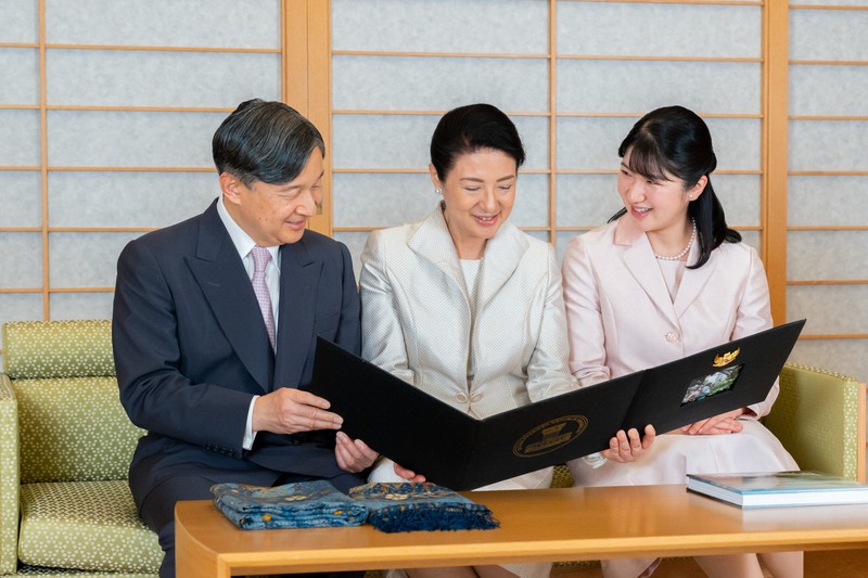 天皇家雅子皇后様愛子内親王様縦７８センチ横幅６７センチ水彩素敵な光景画額装品 愛子を引き続き温かく見守って」 皇后雅子さま・感想全文 | 毎日新聞