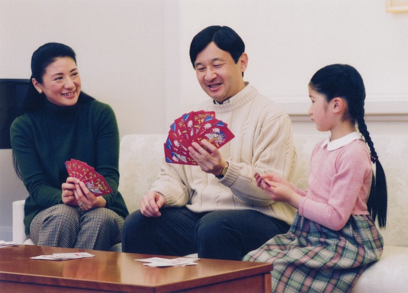 2001年12月1日に愛子さまが生まれ、8日に皇太子さま
