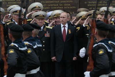 ロシアによるウクライナ南部クリミア併合後、クリミアでパレードに出席するプーチン露大統領＝2014年5月9日、AP