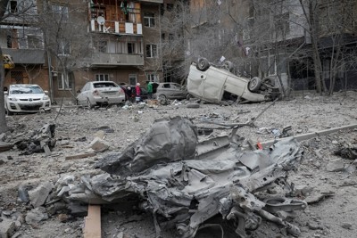 ロシア軍のミサイル攻撃で破壊された車と共同住宅＝ウクライナ東部ハリコフで2023年12月8日、ロイター