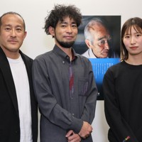 オンラインイベント後に記念写真に納まる（左から）貝塚太一、喜屋武真之介、前田梨里子の各記者ら＝毎日新聞東京本社のスタジオ会議室で2023年11月23日、和田大典撮影