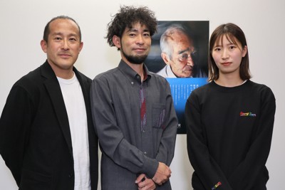 オンラインイベント後に記念写真に納まる（左から）貝塚太一、喜屋武真之介、前田梨里子の各記者ら＝毎日新聞東京本社のスタジオ会議室で2023年11月23日、和田大典撮影