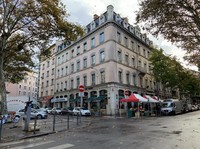 街の一角にあるフランス名物・マルシェ。生鮮食品の買い物も楽しいがスリに注意＝フランス・リヨンで筆者撮影