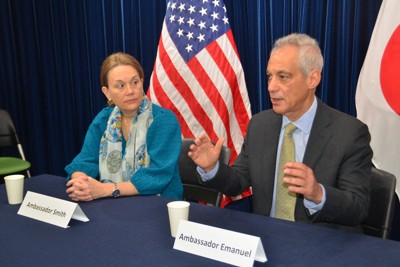 取材に応じる米国のエマニュエル駐日大使（右）とスミス駐NATO大使＝東京都港区で2023年12月12日午前9時40分、岡大介撮影