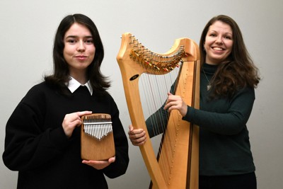 カリンバを手にするタヤ・バルカロバさん（左）と、ハープを手にするアンナ・カルボフニチャさん＝札幌市中央区で2023年12月10日、安味伸一撮影